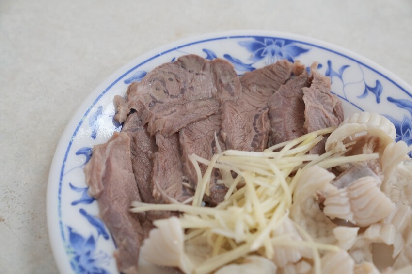 高雄美食 阿財雞絲麵｜高雄雞絲麵老店 Ｑ彈粗麵體搭配獨家調配醬汁～超好吃