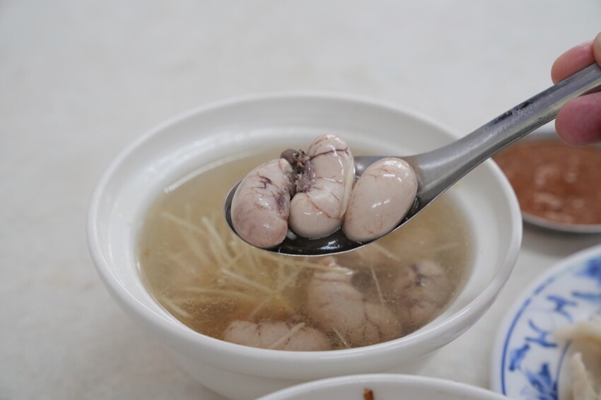 高雄美食 阿財雞絲麵｜高雄雞絲麵老店 Ｑ彈粗麵體搭配獨家調配醬汁～超好吃