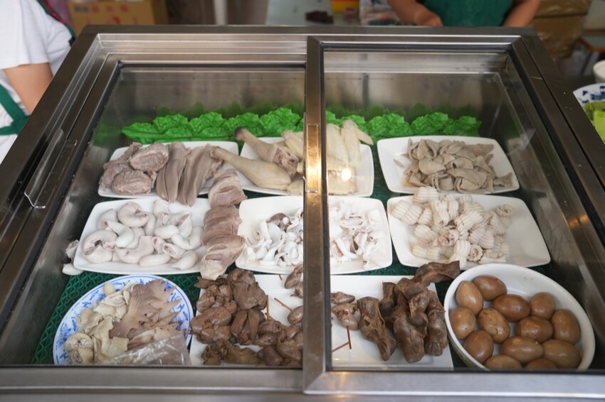 高雄美食 阿財雞絲麵｜高雄雞絲麵老店 Ｑ彈粗麵體搭配獨家調配醬汁～超好吃