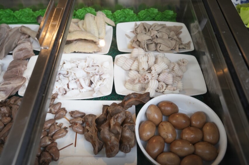 高雄美食 阿財雞絲麵｜高雄雞絲麵老店 Ｑ彈粗麵體搭配獨家調配醬汁～超好吃