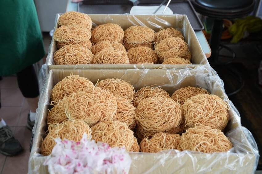 高雄美食 阿財雞絲麵｜高雄雞絲麵老店 Ｑ彈粗麵體搭配獨家調配醬汁～超好吃