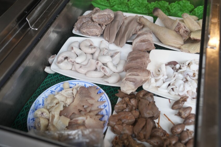 高雄美食 阿財雞絲麵｜高雄雞絲麵老店 Ｑ彈粗麵體搭配獨家調配醬汁～超好吃