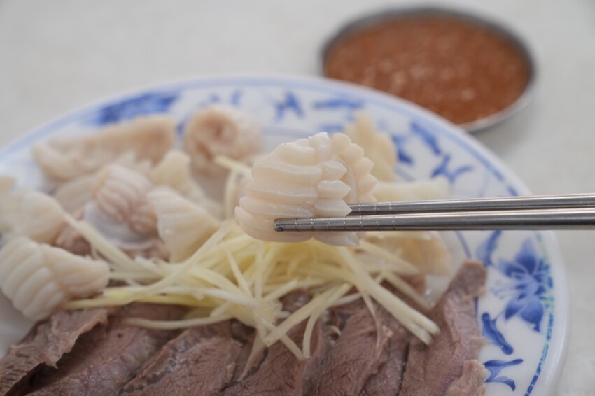 高雄美食 阿財雞絲麵｜高雄雞絲麵老店 Ｑ彈粗麵體搭配獨家調配醬汁～超好吃