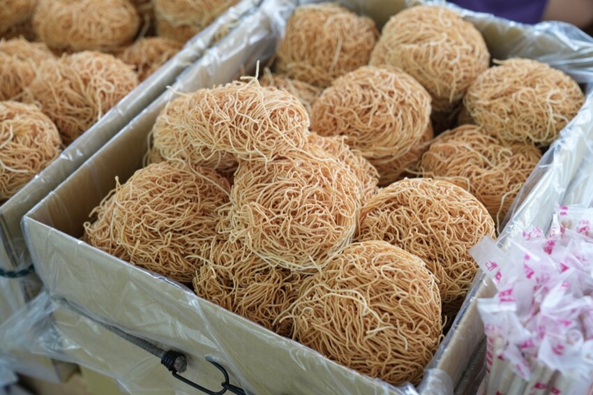 高雄美食 阿財雞絲麵｜高雄雞絲麵老店 Ｑ彈粗麵體搭配獨家調配醬汁～超好吃