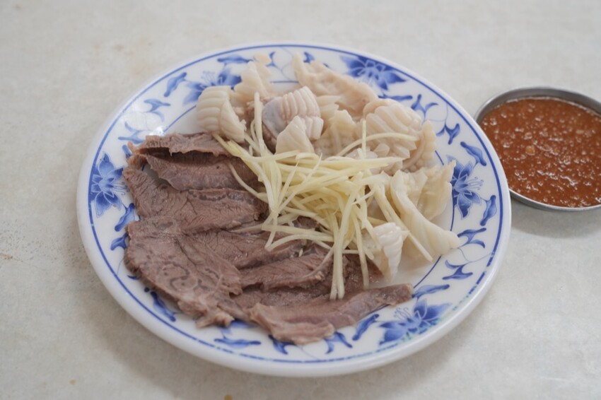 高雄美食 阿財雞絲麵｜高雄雞絲麵老店 Ｑ彈粗麵體搭配獨家調配醬汁～超好吃