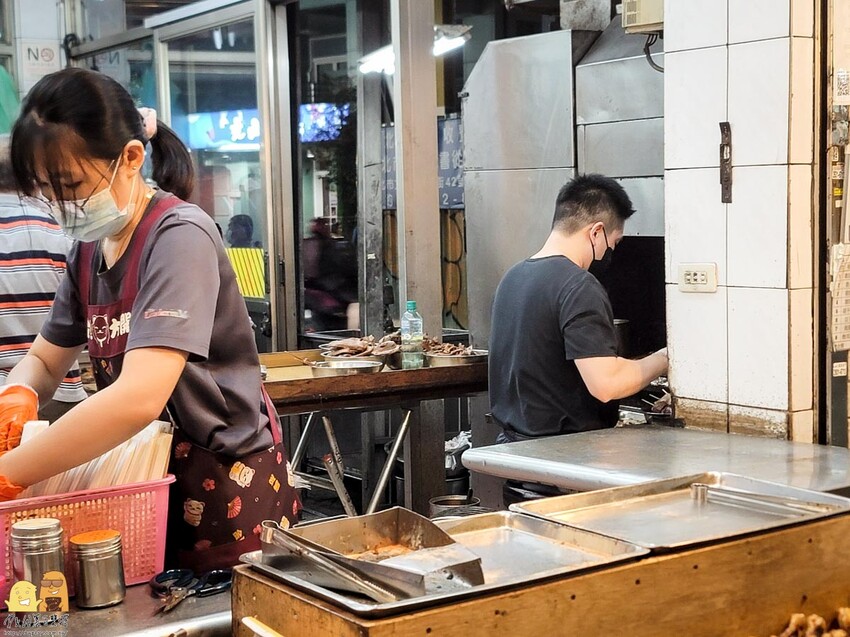 景美夜市必吃鄭家燒烤，先滷後烤，吃起來很有東山鴨頭的FU!生意好到要發號碼牌，價格非常平價