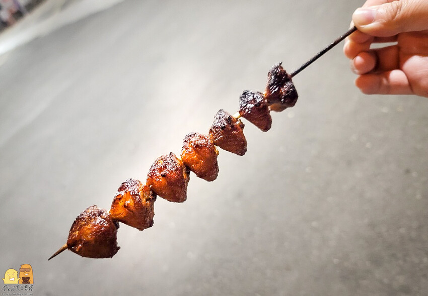 景美夜市必吃鄭家燒烤，先滷後烤，吃起來很有東山鴨頭的FU!生意好到要發號碼牌，價格非常平價