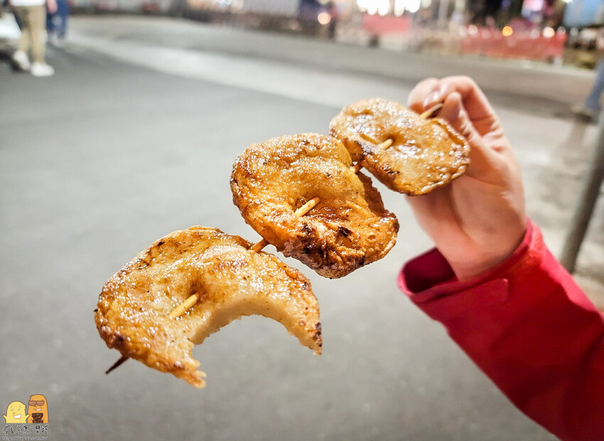 景美夜市必吃鄭家燒烤，先滷後烤，吃起來很有東山鴨頭的FU!生意好到要發號碼牌，價格非常平價