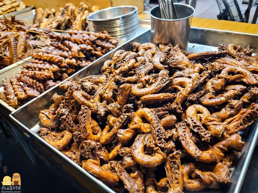 景美夜市必吃鄭家燒烤，先滷後烤，吃起來很有東山鴨頭的FU!生意好到要發號碼牌，價格非常平價