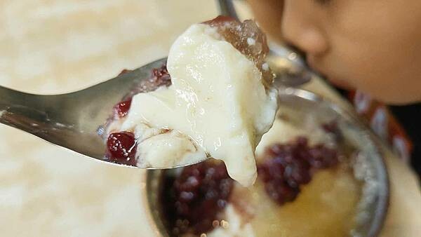 景美豆花｜景美夜市最強的豆花店，帶有焦香味，好吃到爆表！