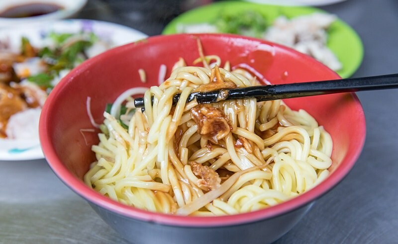 ▲瑞芳猴硐銅板美食80年老字號：阿蝦古早味麵店，招牌乾麵小碗30元、大碗50元 /小虎食夢網 提供、WalkerLand窩客島整理