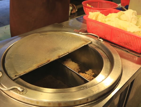 高雄 鹽埕。傳香一甲子老店，阿囉哈滷味(創始店)