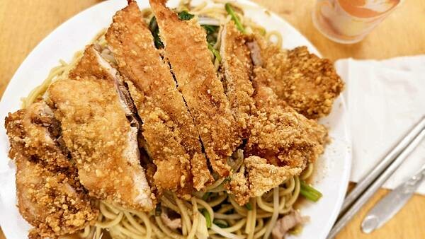 台北市文山區福美阿姨的店｜比臉還要巨大份量的雞排與炒飯，超大份量好吃的沒有話說