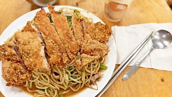 台北市文山區福美阿姨的店｜比臉還要巨大份量的雞排與炒飯，超大份量好吃的沒有話說