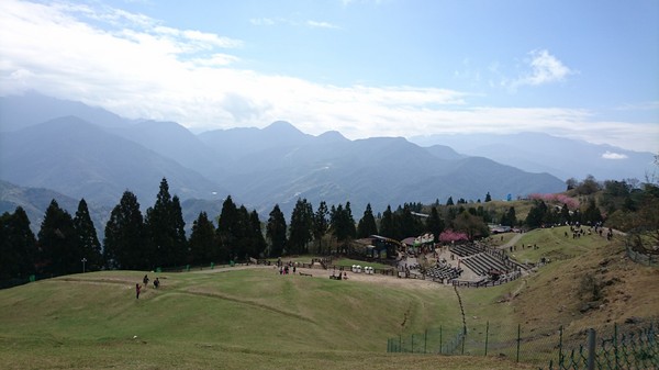 清境農場青青草原:南投~清境農場 青青草原+清境天空步道~親近大自然的美~餵食可愛羊咩咩~親子同遊好景點~