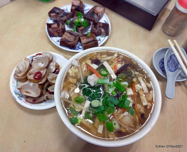 「小樂天餃子館(忠孝店)」(boiled noodles with fungus, sliced pork & eggs, jellied pork  &vegetarians' 