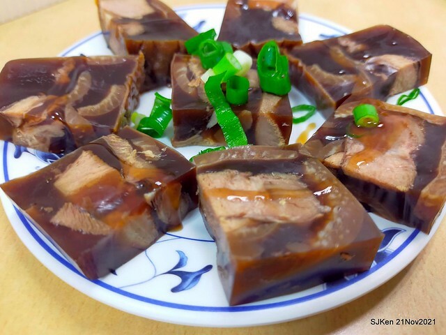 「小樂天餃子館(忠孝店)」(boiled noodles with fungus, sliced pork & eggs, jellied pork  &vegetarians' 