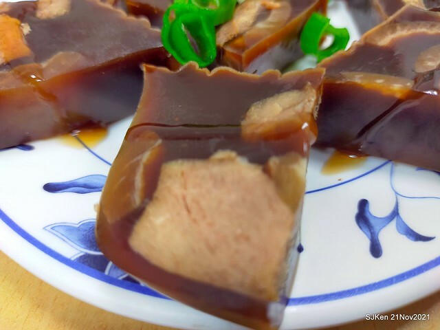 「小樂天餃子館(忠孝店)」(boiled noodles with fungus, sliced pork & eggs, jellied pork  &vegetarians' 