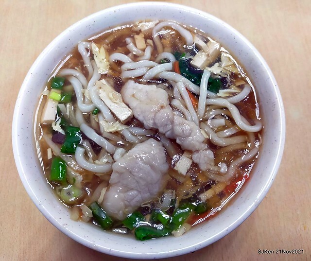 「小樂天餃子館(忠孝店)」(boiled noodles with fungus, sliced pork & eggs, jellied pork  &vegetarians' 
