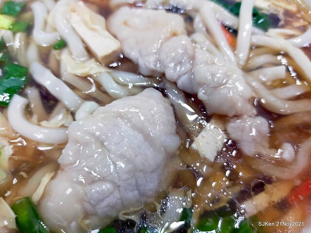 「小樂天餃子館(忠孝店)」(boiled noodles with fungus, sliced pork & eggs, jellied pork  &vegetarians' 