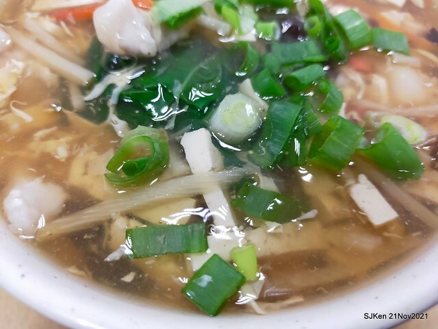 「小樂天餃子館(忠孝店)」(boiled noodles with fungus, sliced pork & eggs, jellied pork  &vegetarians' 