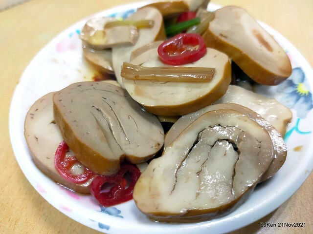 「小樂天餃子館(忠孝店)」(boiled noodles with fungus, sliced pork & eggs, jellied pork  &vegetarians' 