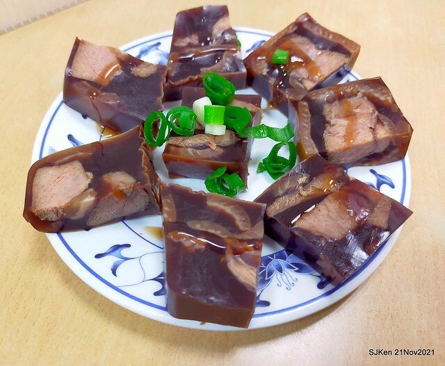 「小樂天餃子館(忠孝店)」(boiled noodles with fungus, sliced pork & eggs, jellied pork  &vegetarians' 