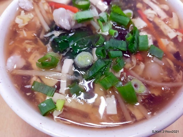 「小樂天餃子館(忠孝店)」(boiled noodles with fungus, sliced pork & eggs, jellied pork  &vegetarians' 