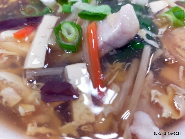 「小樂天餃子館(忠孝店)」(boiled noodles with fungus, sliced pork & eggs, jellied pork  &vegetarians' 