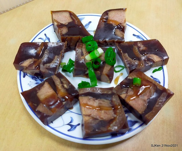 「小樂天餃子館(忠孝店)」(boiled noodles with fungus, sliced pork & eggs, jellied pork  &vegetarians' 