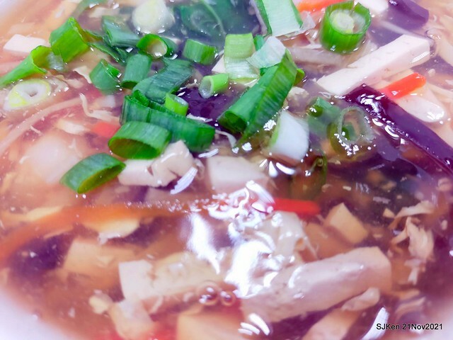 「小樂天餃子館(忠孝店)」(boiled noodles with fungus, sliced pork & eggs, jellied pork  &vegetarians' 