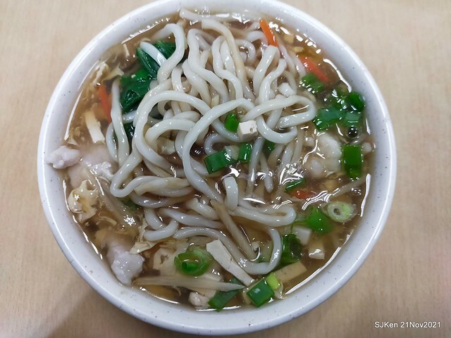 「小樂天餃子館(忠孝店)」(boiled noodles with fungus, sliced pork & eggs, jellied pork  &vegetarians' 
