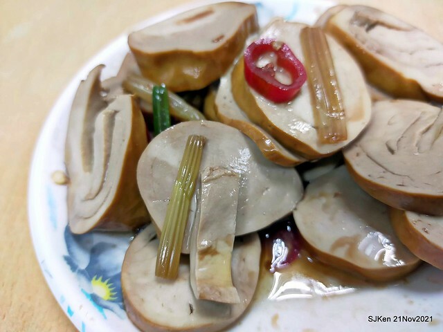 「小樂天餃子館(忠孝店)」(boiled noodles with fungus, sliced pork & eggs, jellied pork  &vegetarians' 