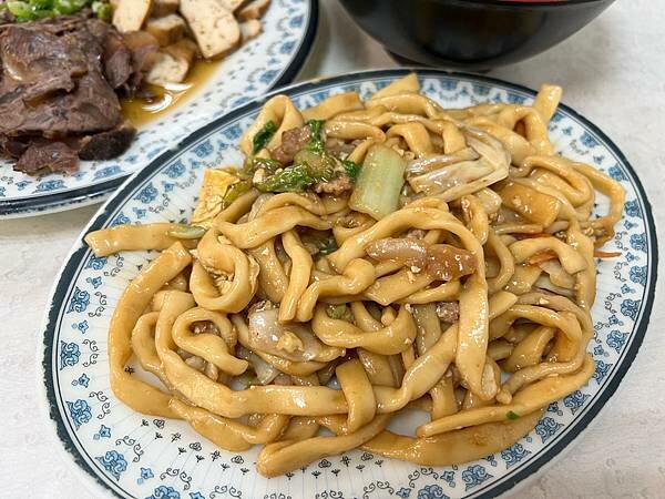 台北信義-南村小吃店｜信義區超香的炒麵跟滷味