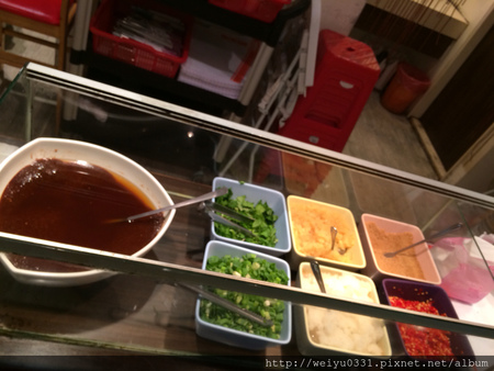 信義圈商區平價美食、市政府站巷弄小火鍋－《饌神涮涮鍋》香噴噴好味道！