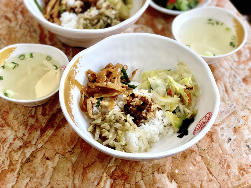 [台北大安] 想念死的君悅排骨香酥肉多汁 / 雞腿皮脆嫩又好吃 / 排骨飯雞腿飯 / 便當推薦 / 午餐晚餐