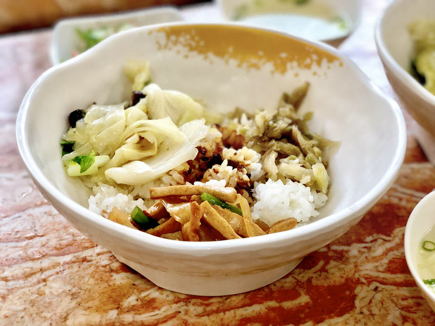 [台北大安] 想念死的君悅排骨香酥肉多汁 / 雞腿皮脆嫩又好吃 / 排骨飯雞腿飯 / 便當推薦 / 午餐晚餐