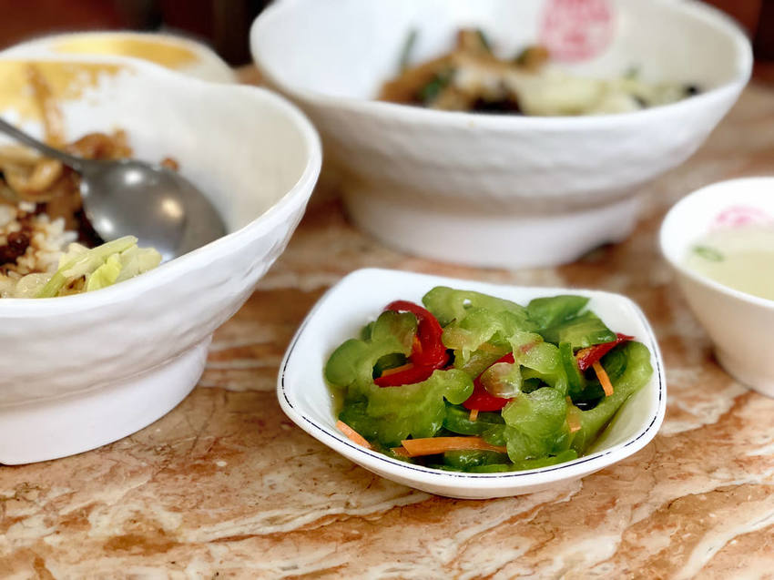 [台北大安] 想念死的君悅排骨香酥肉多汁 / 雞腿皮脆嫩又好吃 / 排骨飯雞腿飯 / 便當推薦 / 午餐晚餐