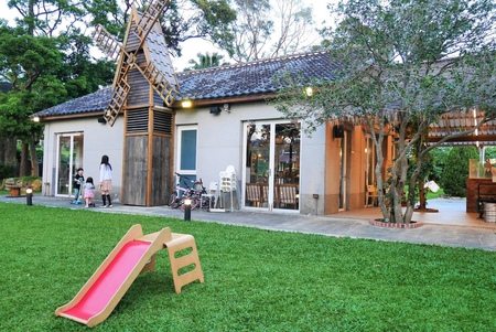 【台北陽明山 | 咖啡廳】隱於林間的白色鐘塔與風車庭園✞天使分享咖啡廳 Angels' Share Cafe