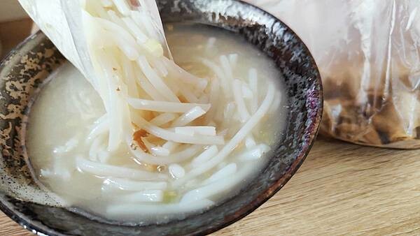 【台北美食】信維市場米粉湯｜大安捷運站附近最受歡迎的米粉湯