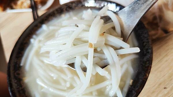 【台北美食】信維市場米粉湯｜大安捷運站附近最受歡迎的米粉湯