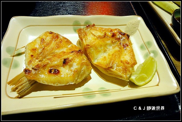烤鱼下巴 (100元),比起日本料理店的鱼下巴,这儿算是迷你鱼的