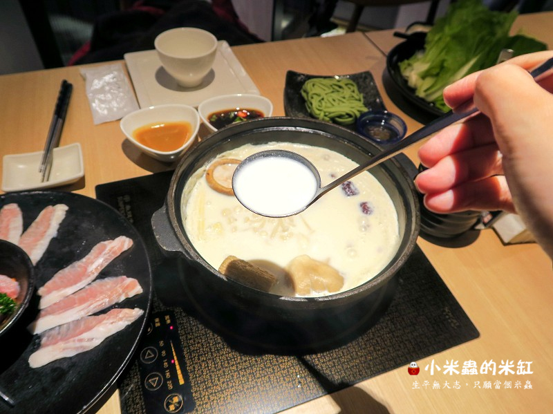 【捷運忠孝敦化站】聚北海道昆布鍋-台北誠品敦南店~熱呼呼的北海道牛奶鍋，冬季限定!