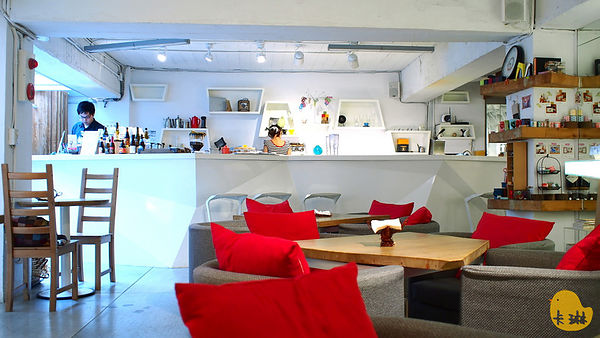 akuma caca  可可設計人文咖啡：【食記】《akuma caca 可可設計人文咖啡》白色幾何咖啡館