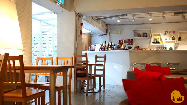 akuma caca  可可設計人文咖啡：【食記】《akuma caca 可可設計人文咖啡》白色幾何咖啡館