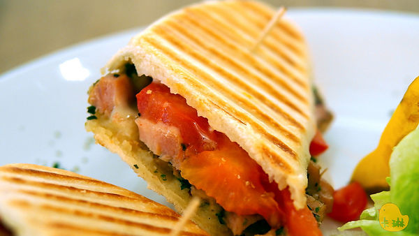 akuma caca  可可設計人文咖啡：【食記】《akuma caca 可可設計人文咖啡》白色幾何咖啡館