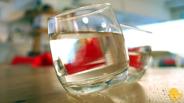 akuma caca  可可設計人文咖啡：【食記】《akuma caca 可可設計人文咖啡》白色幾何咖啡館