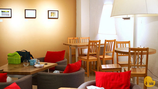 akuma caca  可可設計人文咖啡：【食記】《akuma caca 可可設計人文咖啡》白色幾何咖啡館