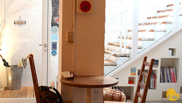 akuma caca  可可設計人文咖啡：【食記】《akuma caca 可可設計人文咖啡》白色幾何咖啡館