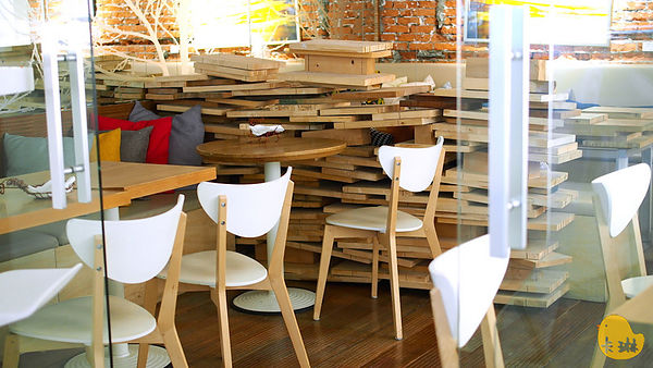 akuma caca  可可設計人文咖啡：【食記】《akuma caca 可可設計人文咖啡》白色幾何咖啡館